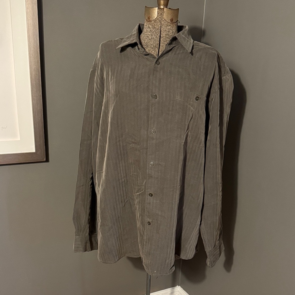 Men's Gray Button-Up Shirt